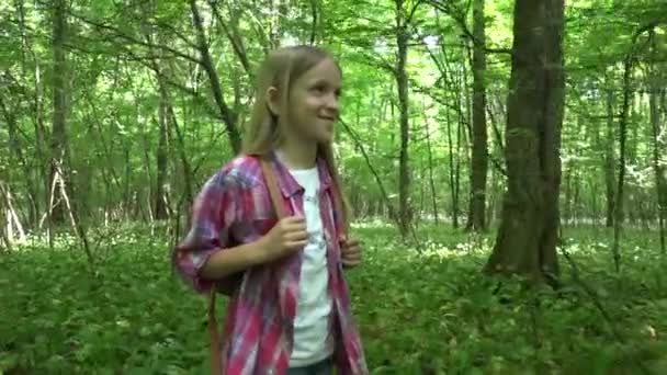 Kind Wandelen Bos Kid Buiten Natuur Meisje Spelen Camping Avontuur — Stockvideo