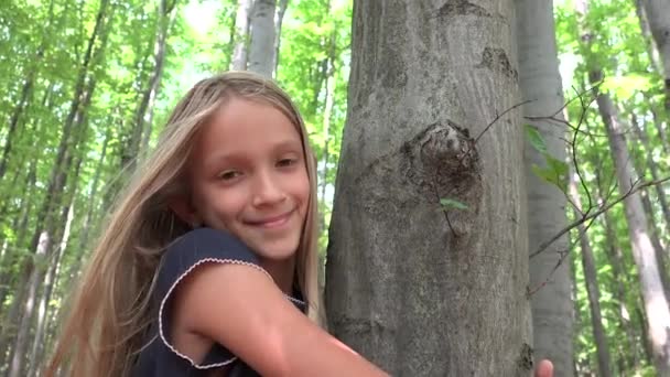 森林里的孩子 在大自然里玩耍的孩子 在树后冒险的女孩 — 图库视频影像