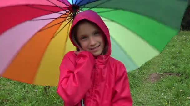 Kind Regen Kind Spielt Draußen Park Mädchen Dreht Regenschirm Regentagen — Stockvideo