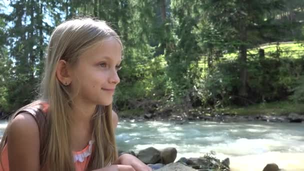 Criança Ponte Nas Montanhas Kid Caminhadas Natureza Menina Olhando Rio — Vídeo de Stock