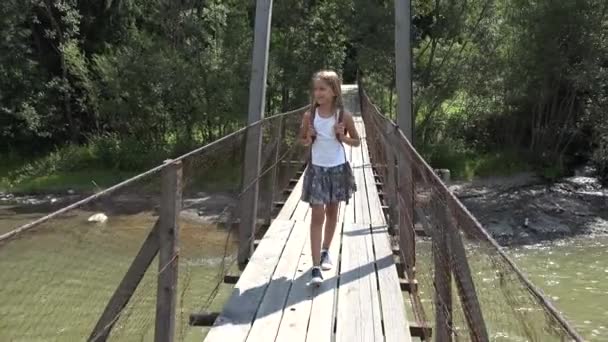 Criança Ponte Nas Montanhas Kid Caminhadas Natureza Menina Olhando Rio — Vídeo de Stock