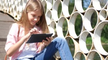 Tablet Park, küçük kız oynayan çocuk akıllı telefonlar doğada açık kullanır