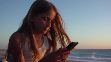 Akıllı Telefon Oynayan Çocuk, Gün Batımında Sahilde Çocuk, Deniz kenarında Tablet Kullanan Kız