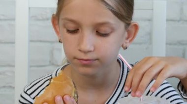Önemsiz Fast Food aç küçük kız çocuk Restoran, çocuk hamburger yemek yiyor