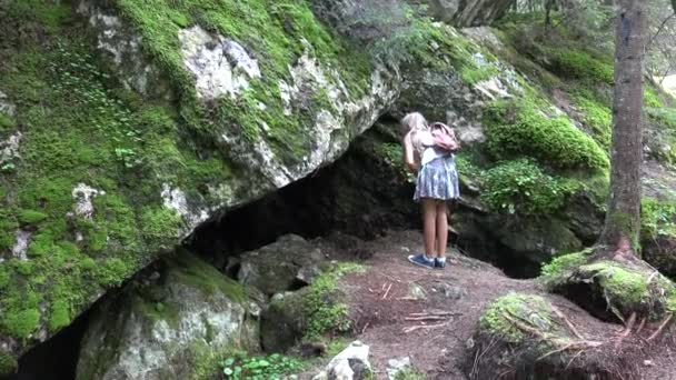 Niños Caminando Bosque Niños Senderismo Montañas Niña Jugando Aventura Acampar — Vídeo de stock