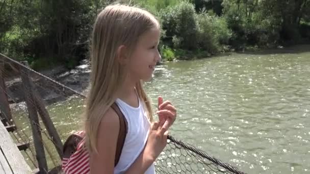 Niña Puente Las Montañas Niña Senderismo Naturaleza Niña Mirando Río — Vídeos de Stock