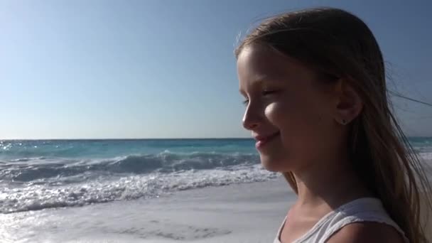 Kind Spielt Strand Bei Sonnenuntergang Kind Beobachtet Meereswellen Mädchen Blick — Stockvideo