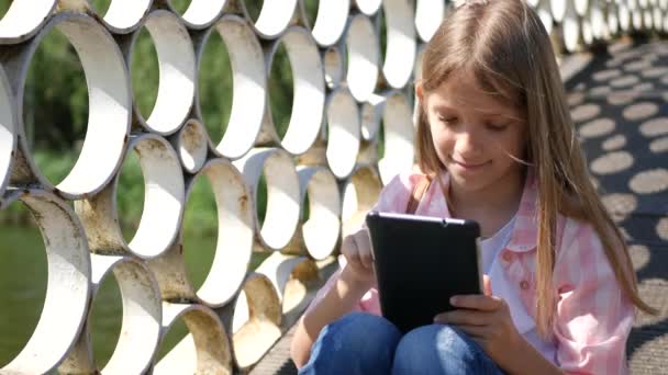 Дети Играют Таблетки Парке Девочка Использует Смартфоны Открытом Воздухе Природе — стоковое видео