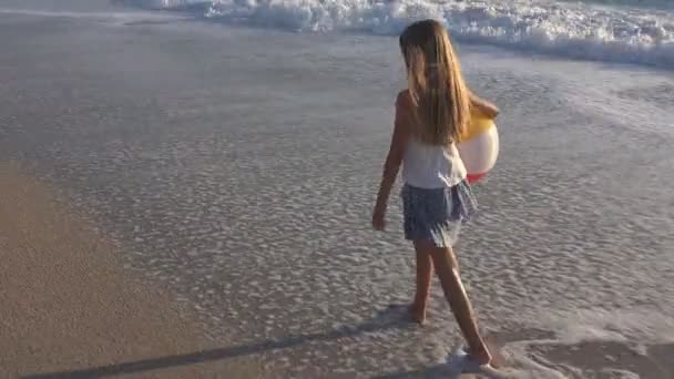 Criança Brincando Praia Pôr Sol Criança Feliz Andando Ondas Mar — Vídeo de Stock