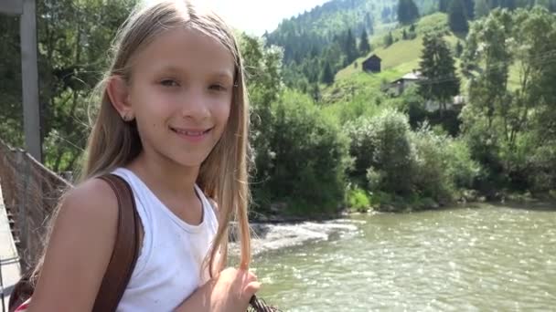 Gyermek Hídon Hegyek Gyerek Természetben Túrázás Lány Keres Egy Folyó — Stock videók