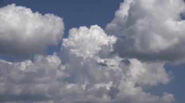 4 k Timelapse dramatik fırtınalı bulutlar gökyüzü, bulutlu, yağmurlu görünümü, zaman atlamalı üzerinde