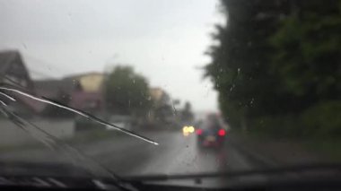 Yağmurda araba, yol, otoyol, yağmur damla ağır fırtına şehirde trafik