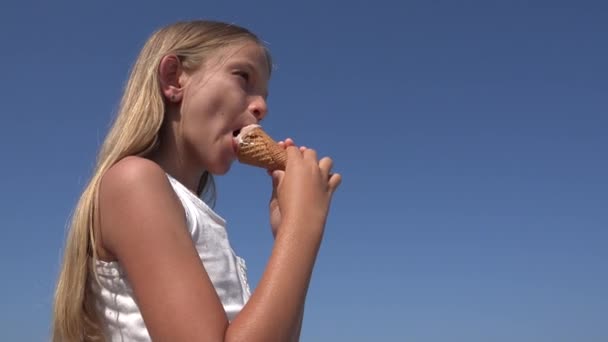 Παιδί Τρώει Παγωτό Στην Παραλία Ηλιοβασίλεμα Μικρό Κορίτσι Στην Παραλία — Αρχείο Βίντεο