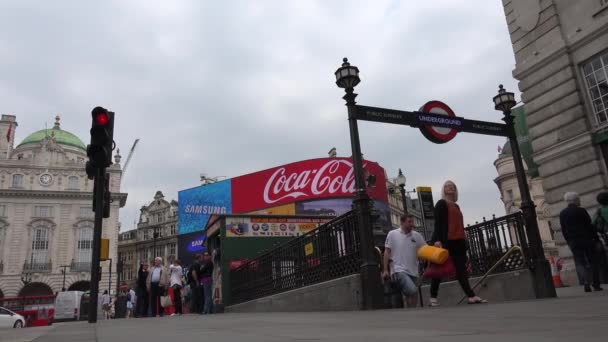 London Trafik Vid Piccadilly Circus Tunnelbanan Människor Korsning Walking Street — Stockvideo