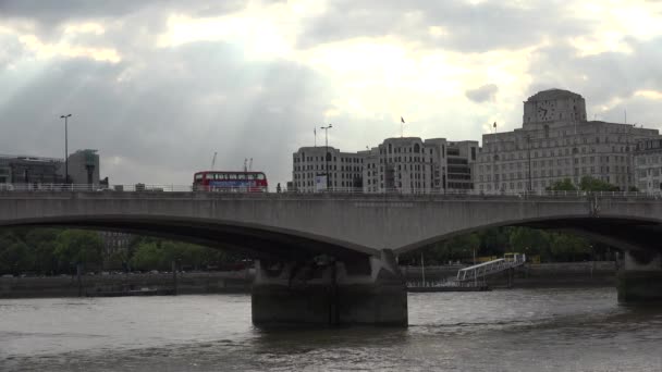 London Waterloo Bridge Röda Engelska Bussar Trafik Resor — Stockvideo