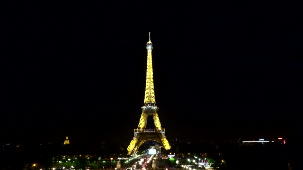 ライトアップされた街並み観光ダウンタウン ビューによってパリのエッフェル タワー — ストック動画