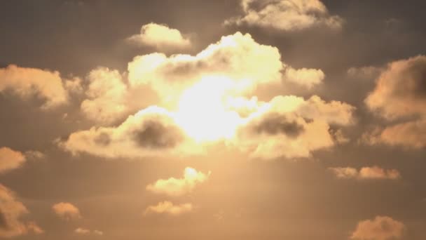 Zeitraffer Sonnenstrahlen Wolken Blauen Himmel Dramatischer Zeitraffer Flauschig Bewölkt — Stockvideo