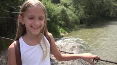 Dağlarda, köprüde çocuk evlat bir nehir, dere seyir kız doğada, Hiking
