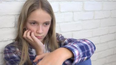 Hasta üzgün çocuk, depresyon, mutsuz çocuk, kötü kız vurguladı kişi kötü muamele