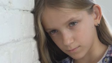 Hasta üzgün çocuk, depresyon, mutsuz çocuk, kötü kız vurguladı kişi kötü muamele