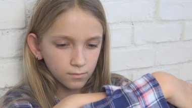 Hasta üzgün çocuk, depresyon, mutsuz çocuk, kötü kız vurguladı kişi kötü muamele