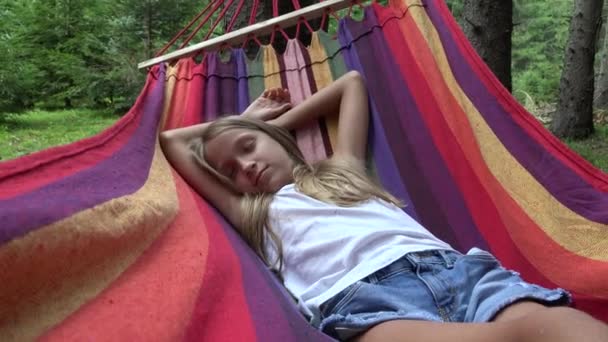 Dziecko Śpi Hamaku Camping Kid Relaks Lesie Dziewczyna Górach — Wideo stockowe