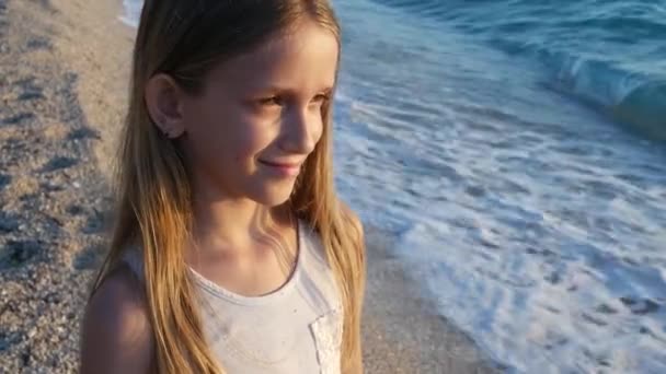 Dítě Hraje Pláži Při Západu Slunce Dítě Sleduje Vlny Moře — Stock video