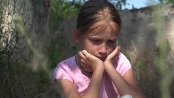 Criança Infeliz Chorando Com Memórias Tristes Stray Homeless Kid Abandonado — Vídeo de Stock