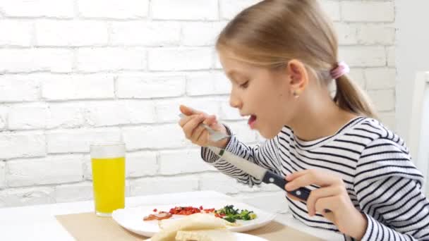 孩子吃早餐在厨房 孩子吃健康的食物鸡蛋 女孩蔬菜 — 图库视频影像