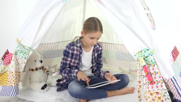 Kind Spielt Tablet Auf Spielplatz Kind Zelt Mädchen Spielzimmer Mit — Stockvideo