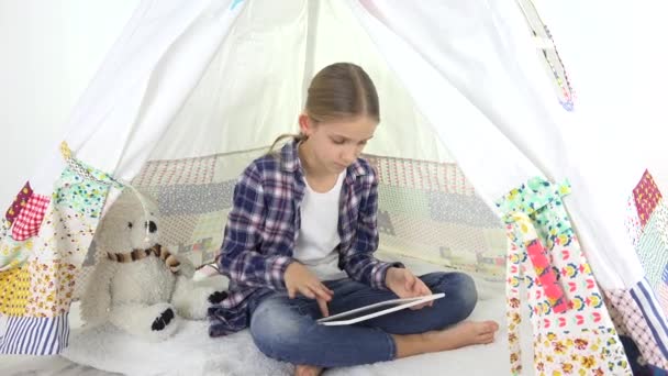 Barn Spelar Tablett Vid Lekplats Kid Tält Tjej Lekrummet Som — Stockvideo