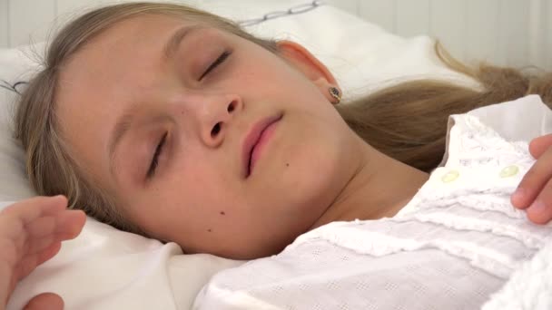 Хворої Дитини Спати Ліжку Жорстоке Kid Дівчинка Лікарні Медицини Таблетки — стокове відео