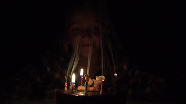 Festa Aniversário Criança Soprando Velas Noite Criança Comemorar Com Bolo — Vídeo de Stock