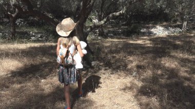 Zeytin bahçesinde, çiftçi yürüyüş çocuk küçük kız doğada açık çocuk oyun