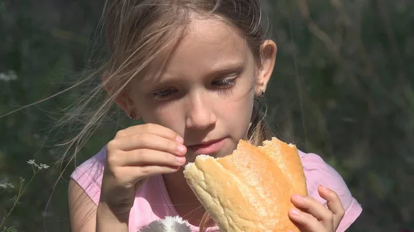 Bambino Triste Casa Abbandonata Depresso Randagio Ragazza Pane Mangiare Bambini — Foto Stock