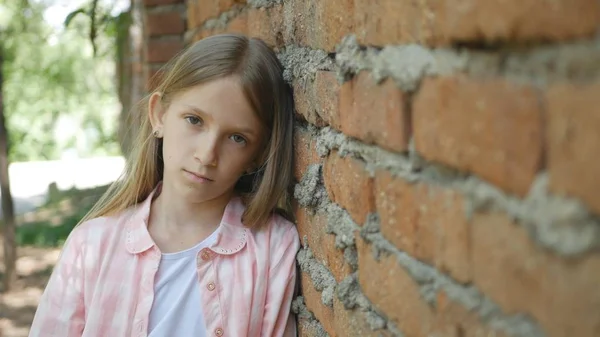 Verdrietig Kind Kijken Camera Ongelukkig Meisje Portret Depressief Verveeld Kind — Stockfoto