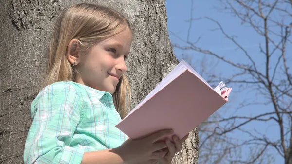 Çocuk Okuma Ağaç Park Kız Öğrenci Okuma Kitap Doğa Eğitici — Stok fotoğraf