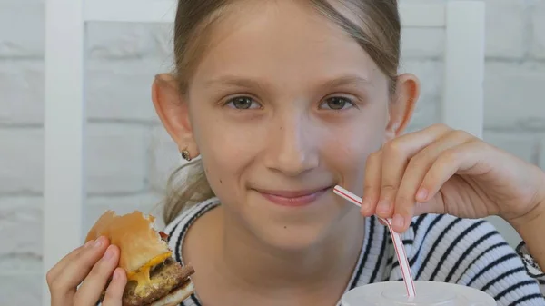 Niño Comiendo Hamburguesa Niño Restaurante Comida Rápida Niña Bebiendo Jugo — Foto de Stock