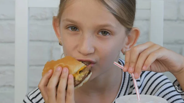 Criança Comendo Hambúrguer Criança Fast Food Restaurante Suco Bebida Menina — Fotografia de Stock