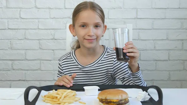Niño Comiendo Hamburguesa Niño Restaurante Comida Rápida Niña Bebiendo Jugo — Foto de Stock