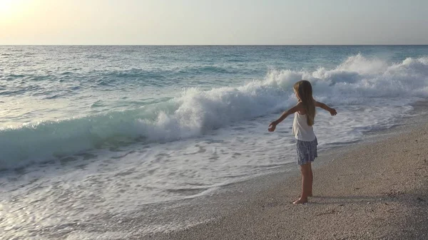 Діти Бавляться Пляжі Сансет Кід Спостерігає Морськими Хвилями Дівчинка Бачить — стокове фото