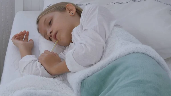 Krankes Kind Bett Krankes Kind Mit Thermometer Mädchen Krankenhaus Tabletten — Stockfoto