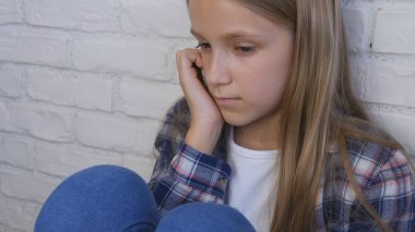 Üzgün çocuk, mutsuz çocuk, depresyon hastası kız vurguladı, hasta kişi istismar