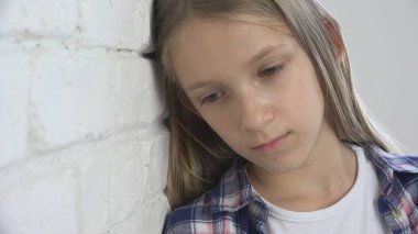 Üzgün çocuk, mutsuz çocuk, depresyon hastası kız vurguladı, hasta kişi istismar