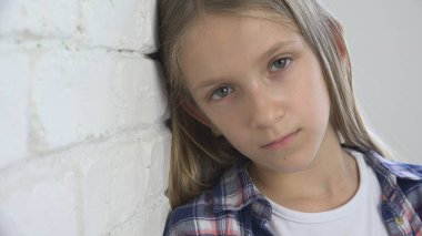 Üzgün çocuk, mutsuz çocuk, depresyon, hasta hasta kız vurguladı düşünceli kişi