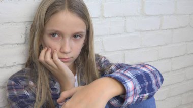 Mutsuz çocuk, üzgün çocuk, depresyon, hasta hasta kız vurguladı istismar kişi