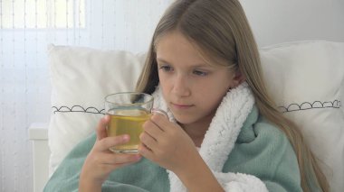 Çay, hasta çocuk yatakta içme, kız, hastanın hastanede acı çocuk hasta