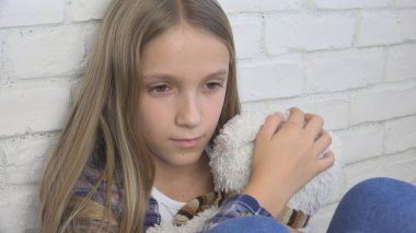 Üzgün çocuk, mutsuz çocuk, depresyon hastası kız vurguladı, hasta kişi istismar