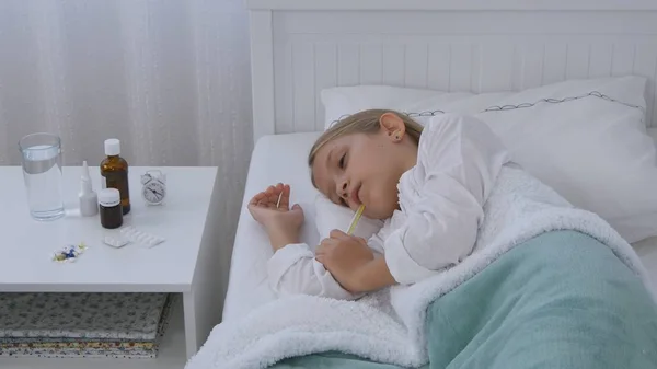 Krankes Kind Bett Krankes Kind Mit Thermometer Mädchen Krankenhaus Tabletten — Stockfoto
