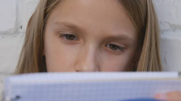 Gyermek Írás Tanulás Átgondolt Gyerek Pensive Student Learning Schoolgirl — Stock Fotó